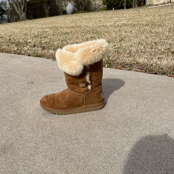 UGG Triple Button Boot, Tan, Size 6 - Picture 2 of 7